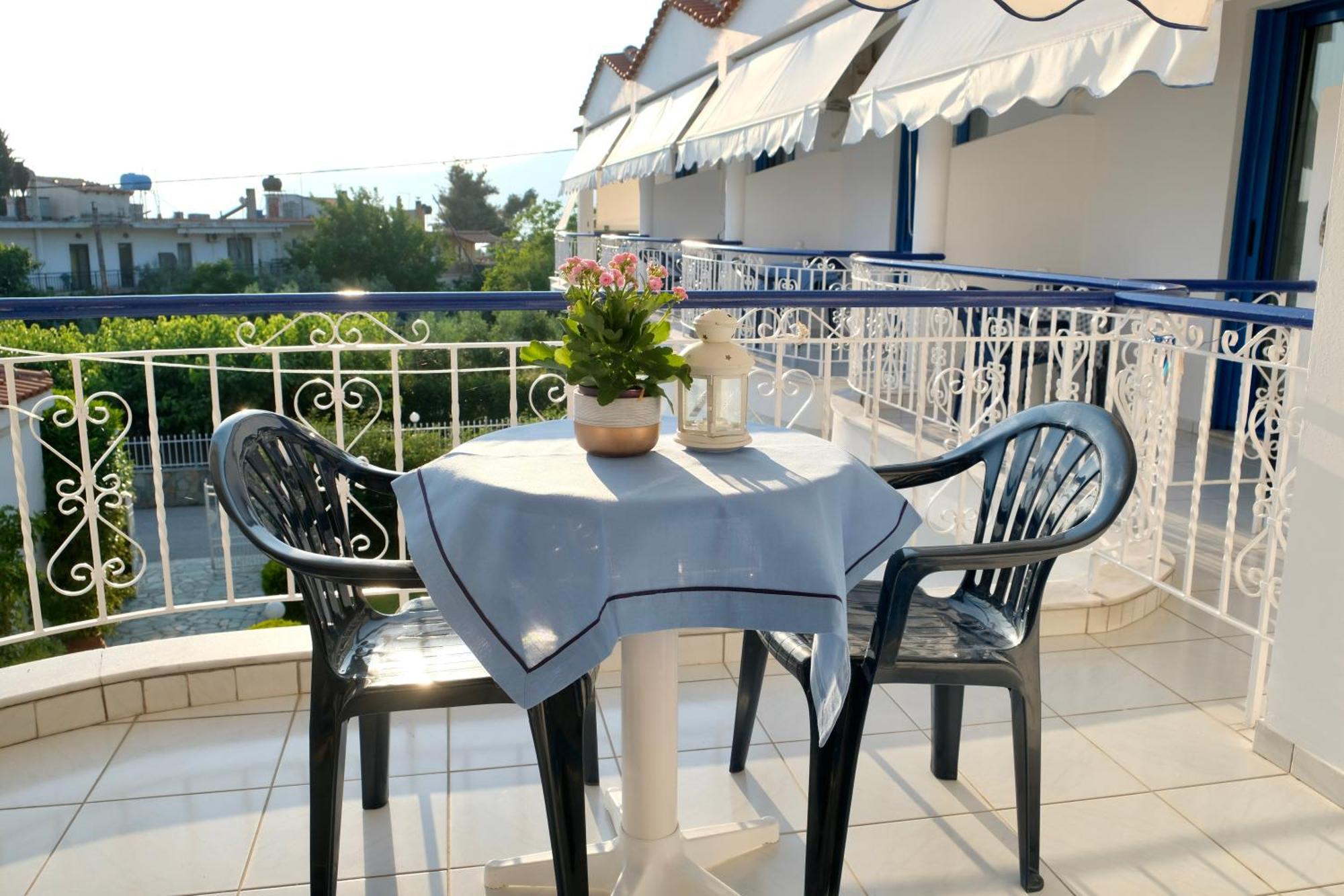 Leventis Apartments Roviés Eksteriør bilde