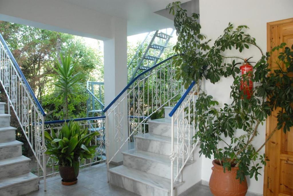 Leventis Apartments Roviés Eksteriør bilde