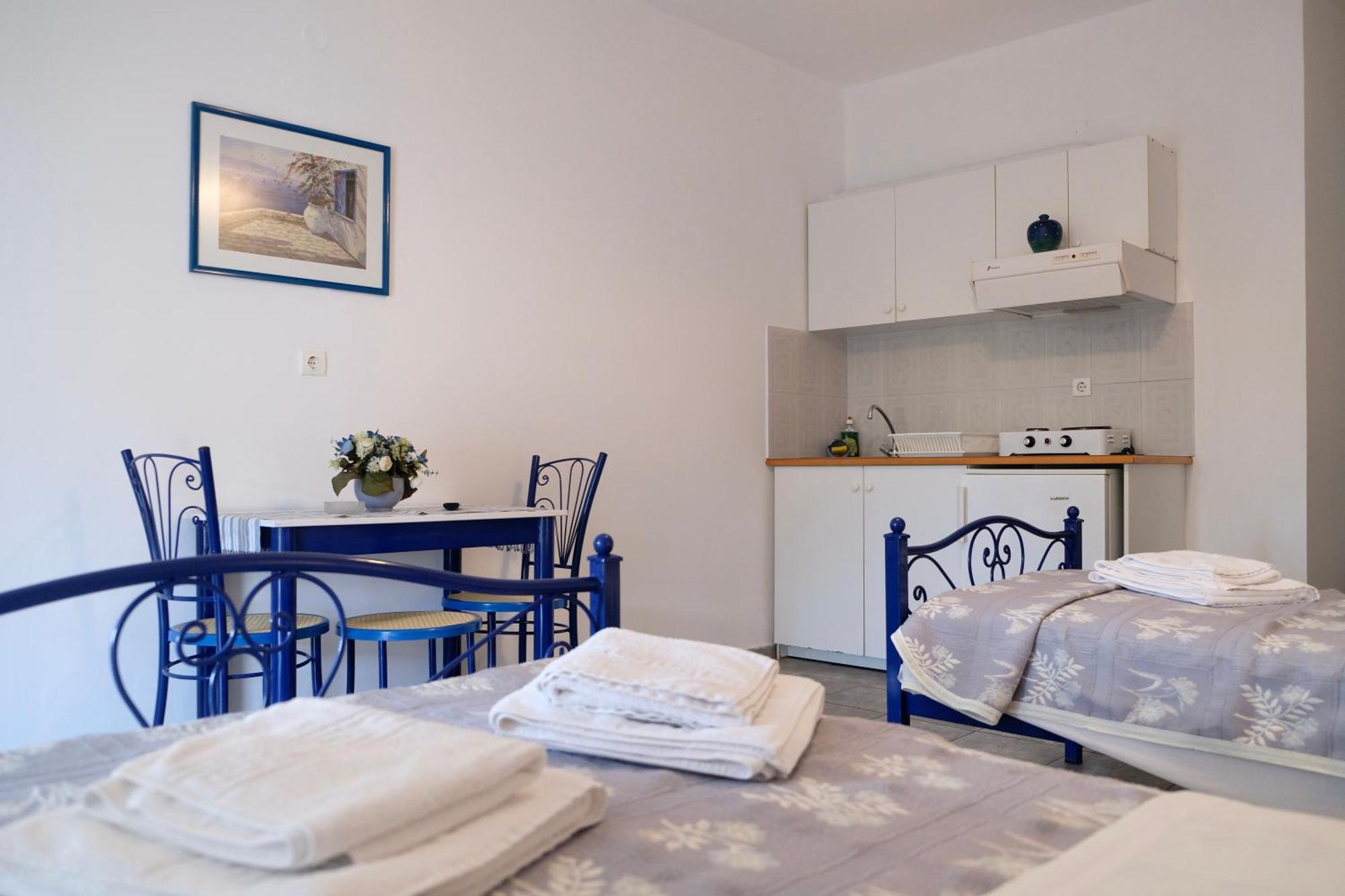 Leventis Apartments Roviés Eksteriør bilde
