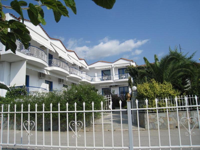Leventis Apartments Roviés Eksteriør bilde